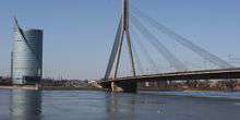 Blick auf die Flussbrücke im Fluss Daugava Webcam - Riga