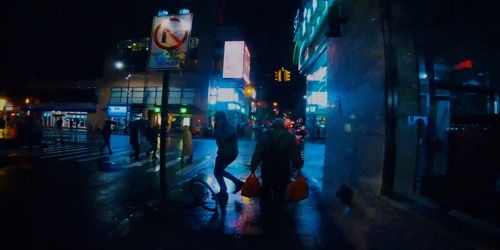 Il cyberpunk di New York cammina sotto la pioggia. ASMR. Webcam
