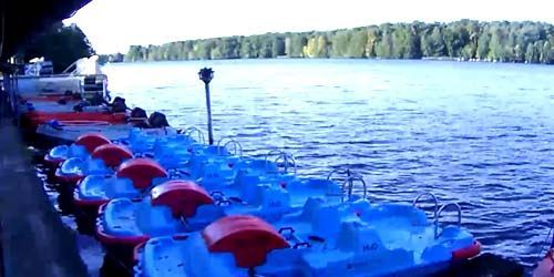 Noleggio catamarani su un lago in periferia Webcam