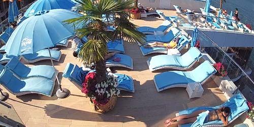 Sedie a sdraio sulla terrazza dell'hotel Nemo Webcam - Odessa
